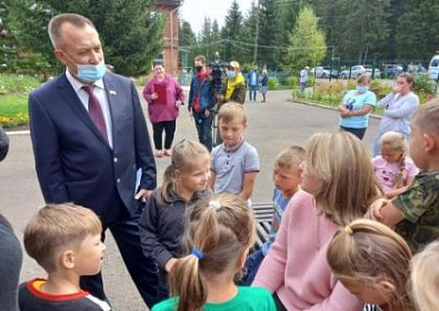 Николай Труфанов высоко оценил качество ремонта спортзала в селе Малое Голоустное Иркутского района